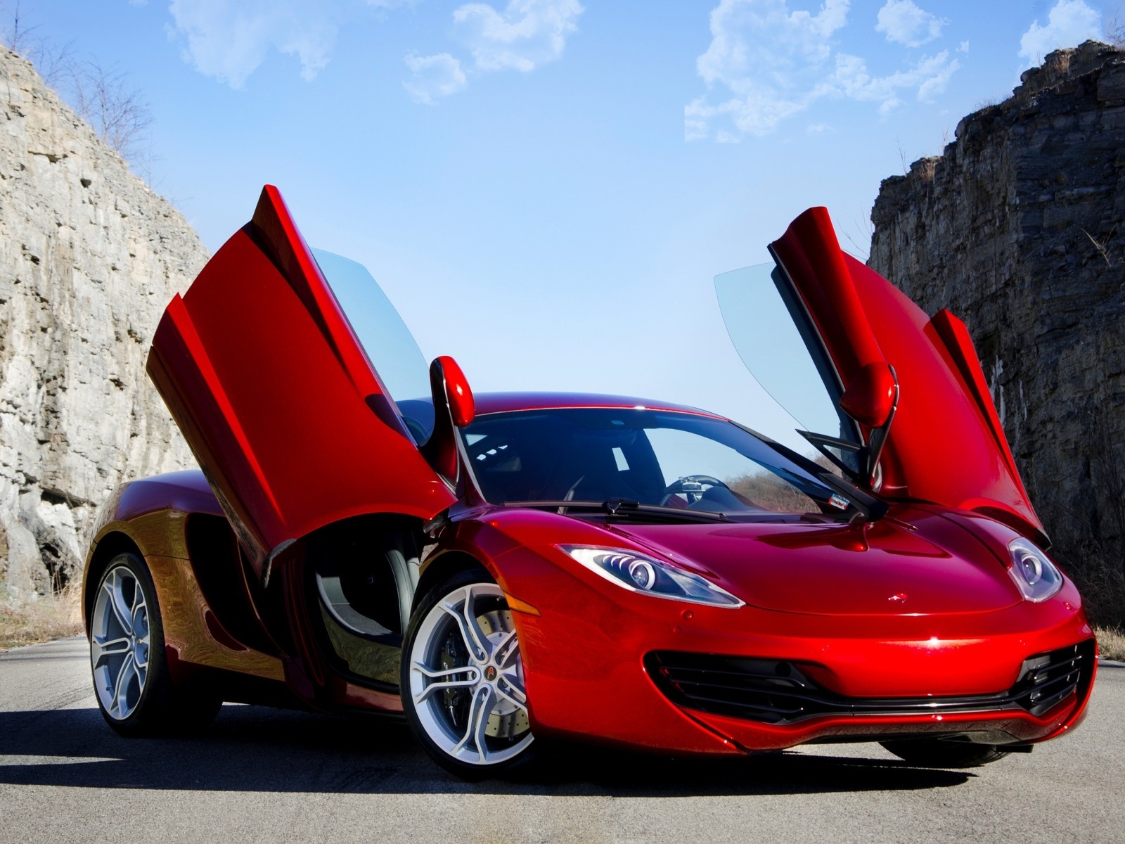 Red McLaren MP4 12C for 1600 x 1200 resolution