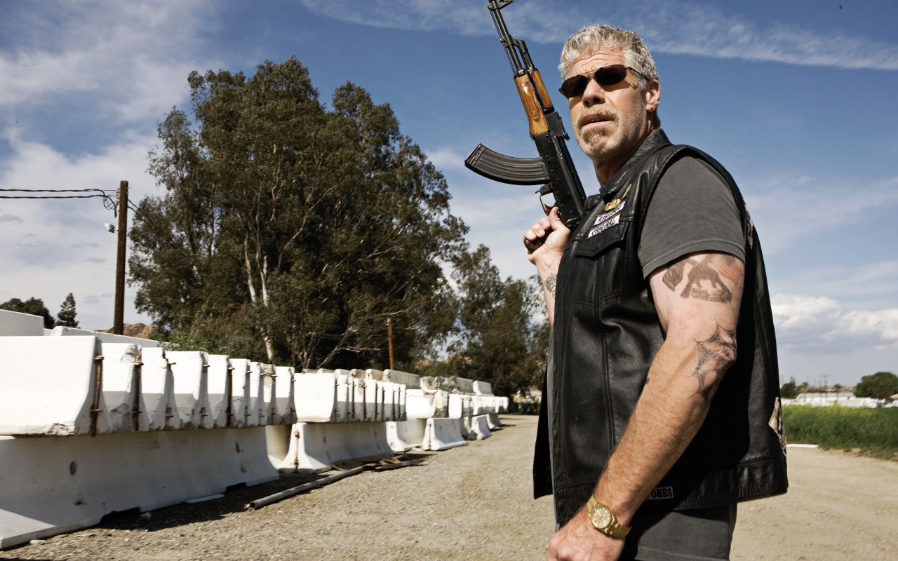 Ron Perlman Sons of Anarchy for 1280 x 800 widescreen resolution