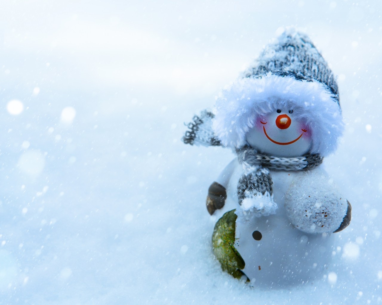 Snowman Smiling for 1280 x 1024 resolution