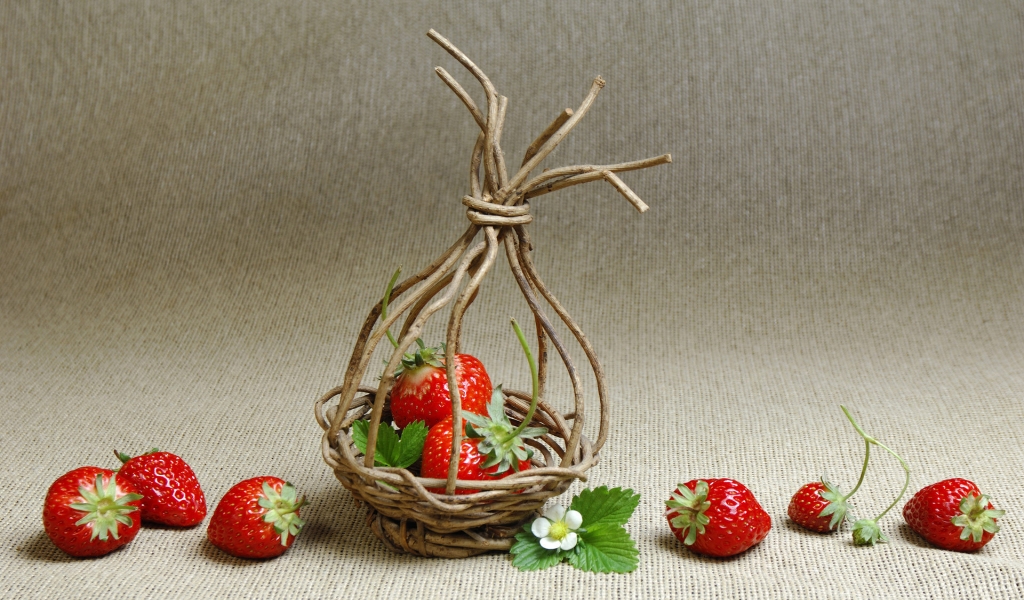 Strawberry Basket for 1024 x 600 widescreen resolution