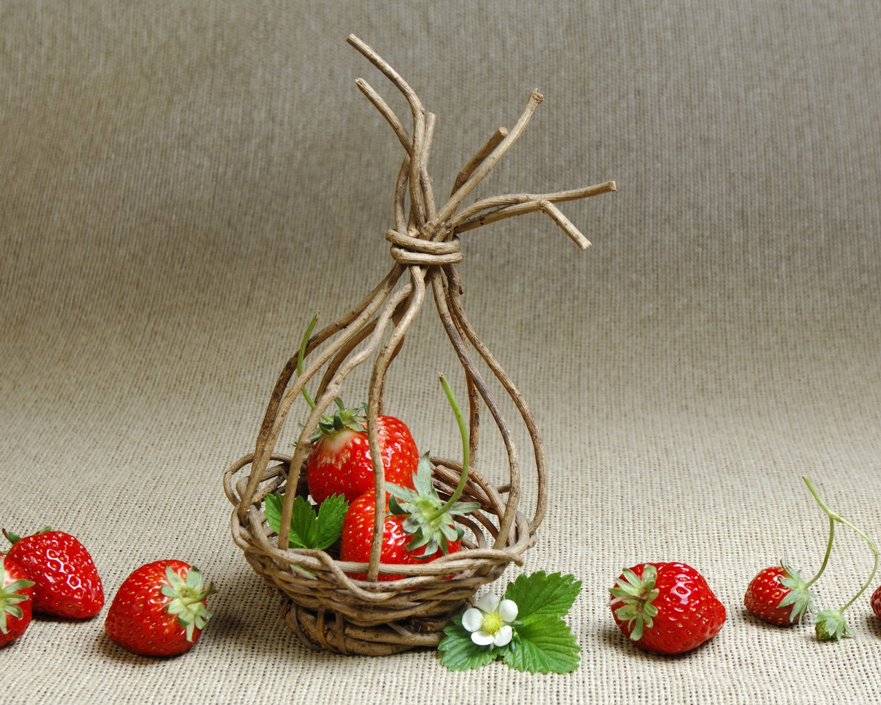 Strawberry Basket for 1280 x 1024 resolution