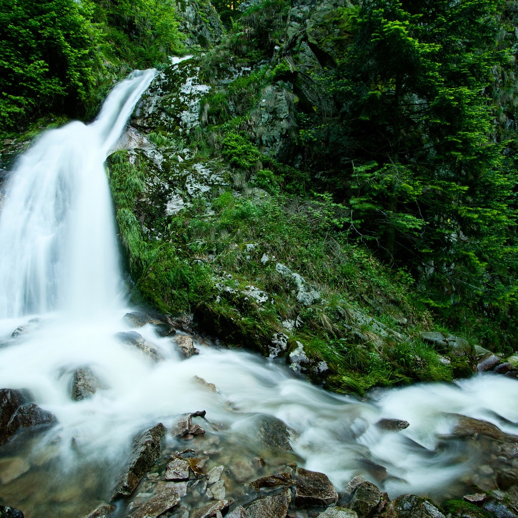 Super Mountain Waterfall for 1024 x 1024 iPad resolution