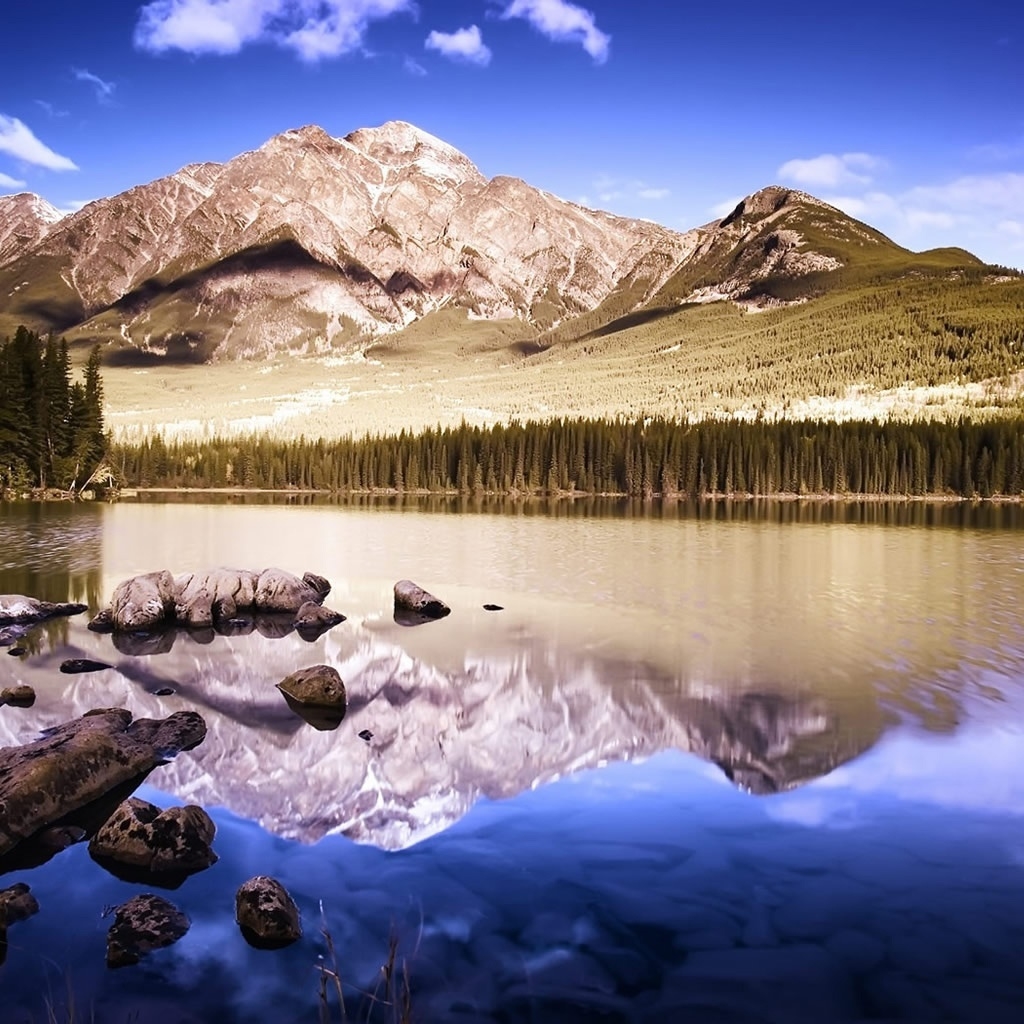 Superb Mountain photo for 1024 x 1024 iPad resolution