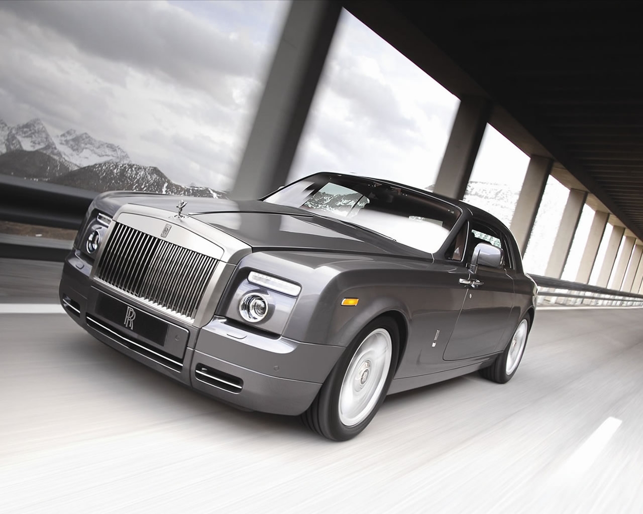 Superb Silver Rolls Royce for 1280 x 1024 resolution