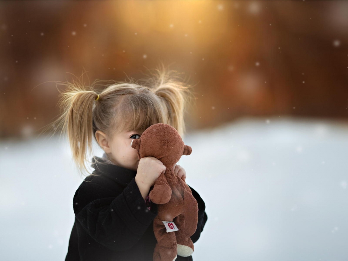 Sweet Little Girl With Her Toy  for 1152 x 864 resolution