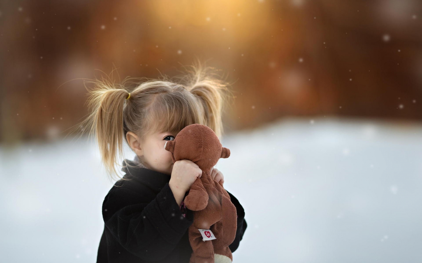 Sweet Little Girl With Her Toy  for 1680 x 1050 widescreen resolution