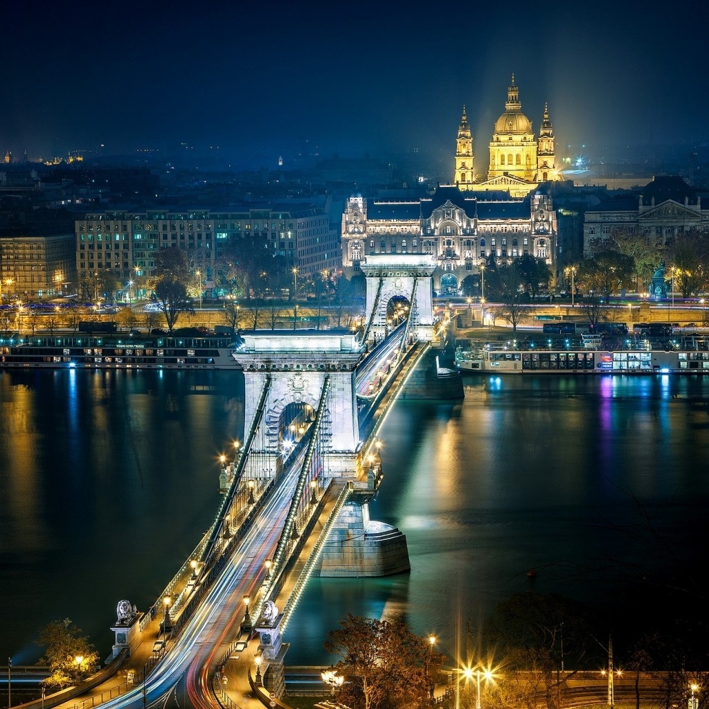 Szechenyi Chain Bridge Budapest for 1024 x 1024 iPad resolution