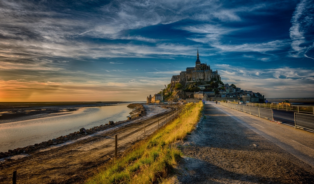The Island of Mont Saint Michel for 1024 x 600 widescreen resolution