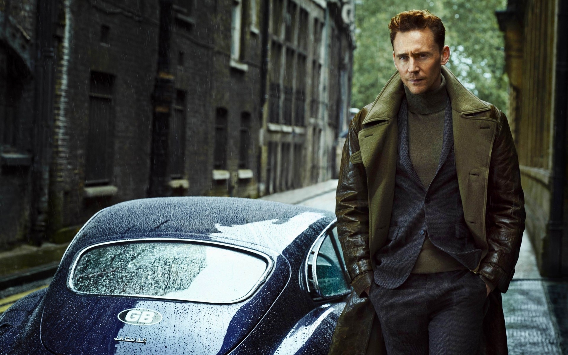 Tom Hiddleston Cool for 1920 x 1200 widescreen resolution