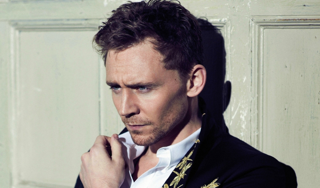Tom Hiddleston Thinking for 1024 x 600 widescreen resolution