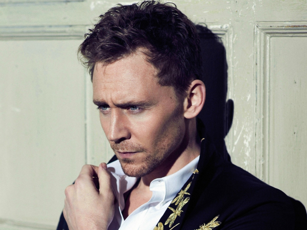 Tom Hiddleston Thinking for 1024 x 768 resolution