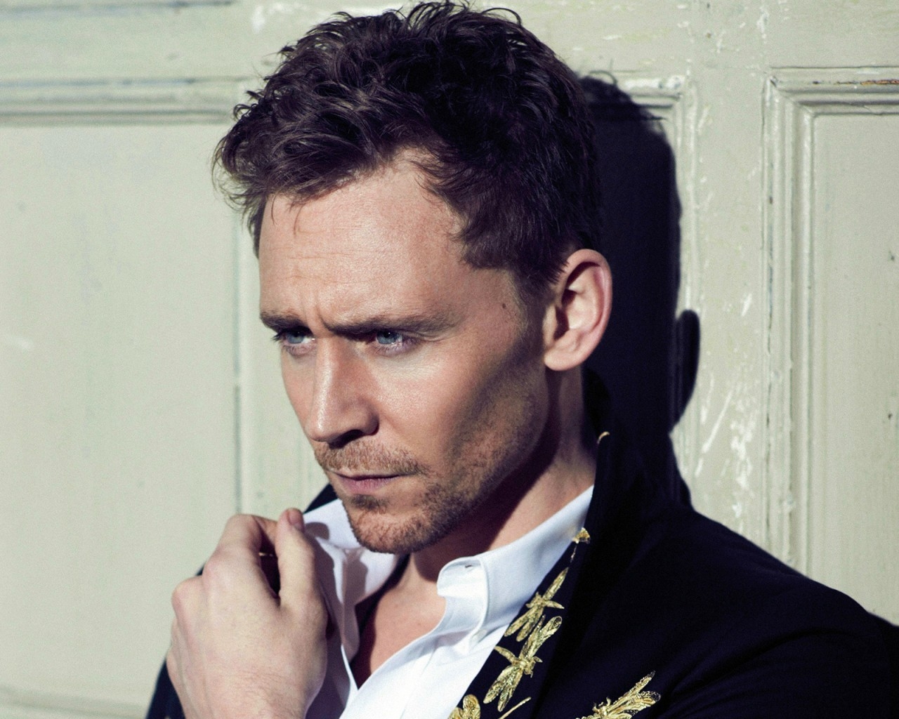 Tom Hiddleston Thinking for 1280 x 1024 resolution