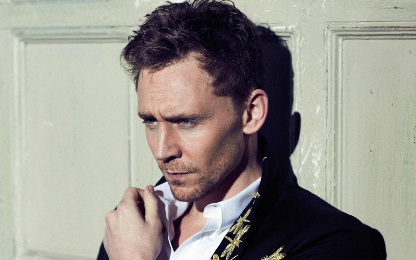Tom Hiddleston Thinking for 1680 x 1050 widescreen resolution