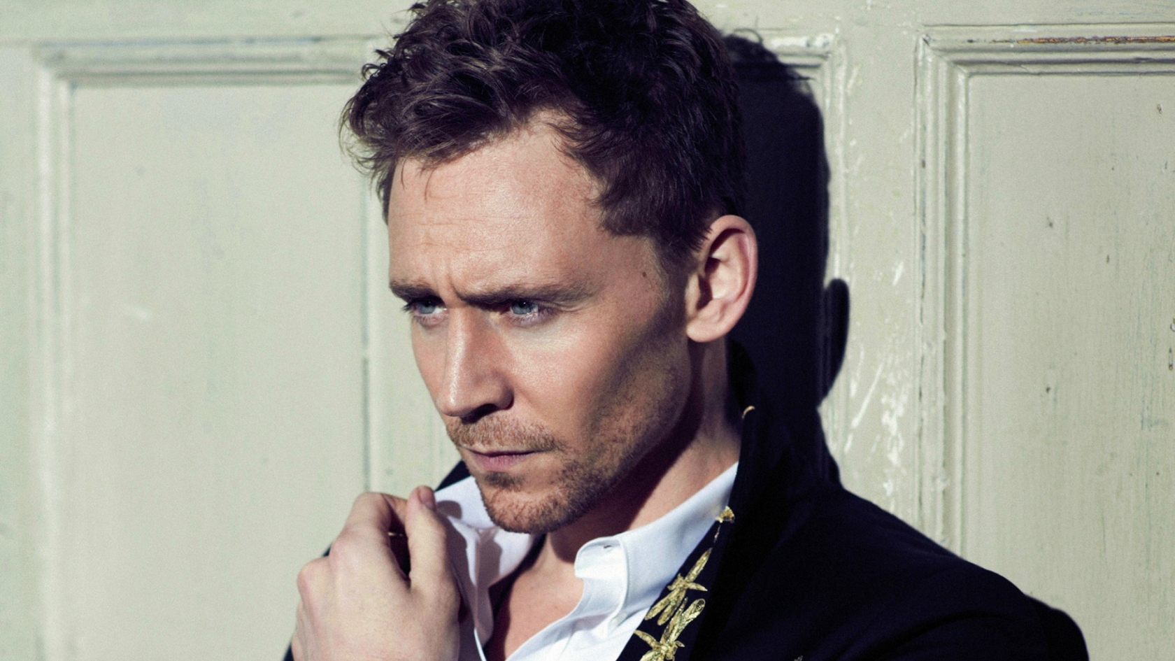 Tom Hiddleston Thinking for 1680 x 945 HDTV resolution