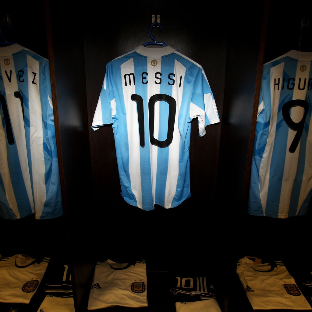 Tshirt of Messi, Tevez and Higuain for 1024 x 1024 iPad resolution