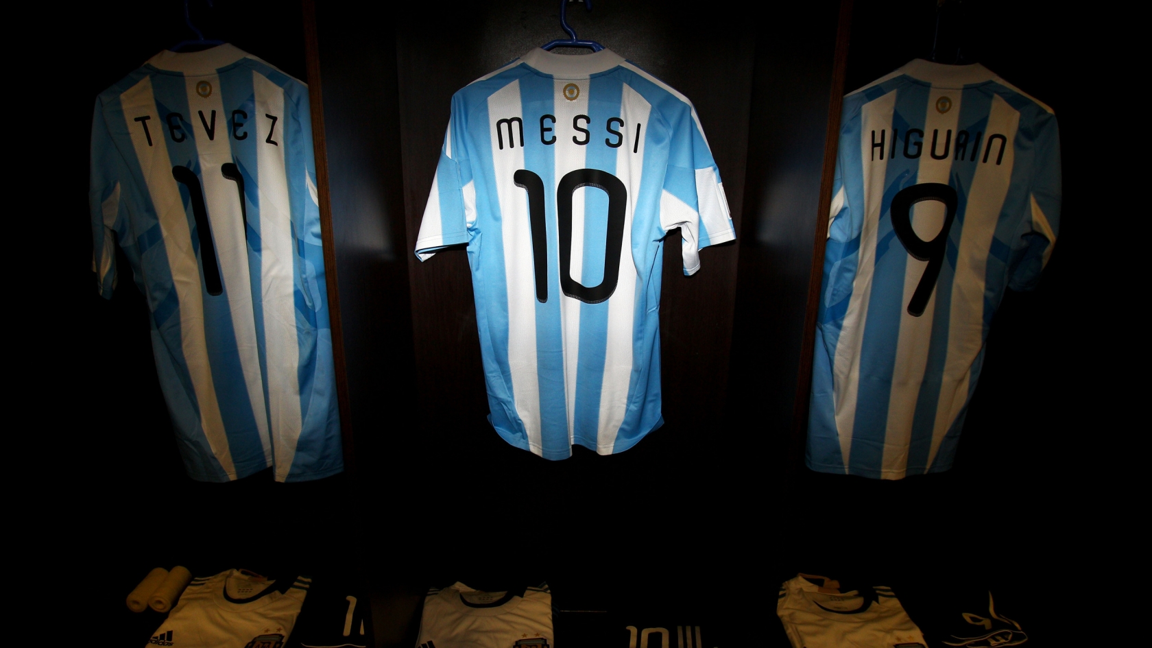 Tshirt of Messi, Tevez and Higuain for 1680 x 945 HDTV resolution
