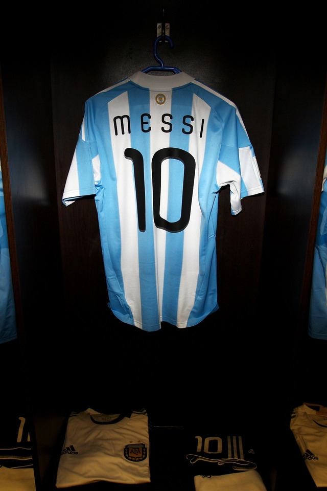 Tshirt of Messi, Tevez and Higuain for 640 x 960 iPhone 4 resolution