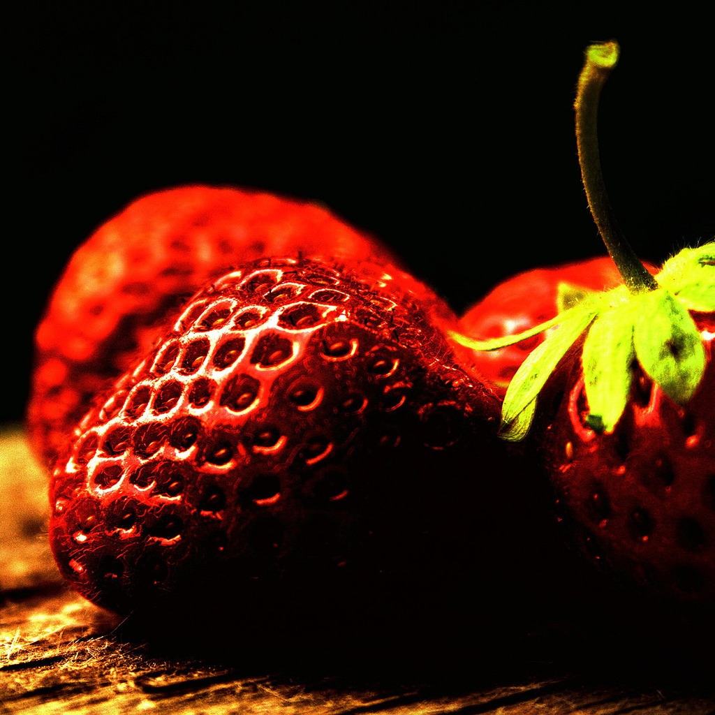 Two ripe strawberries for 1024 x 1024 iPad resolution