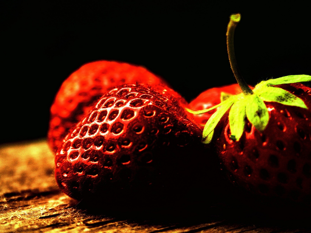 Two ripe strawberries for 1024 x 768 resolution