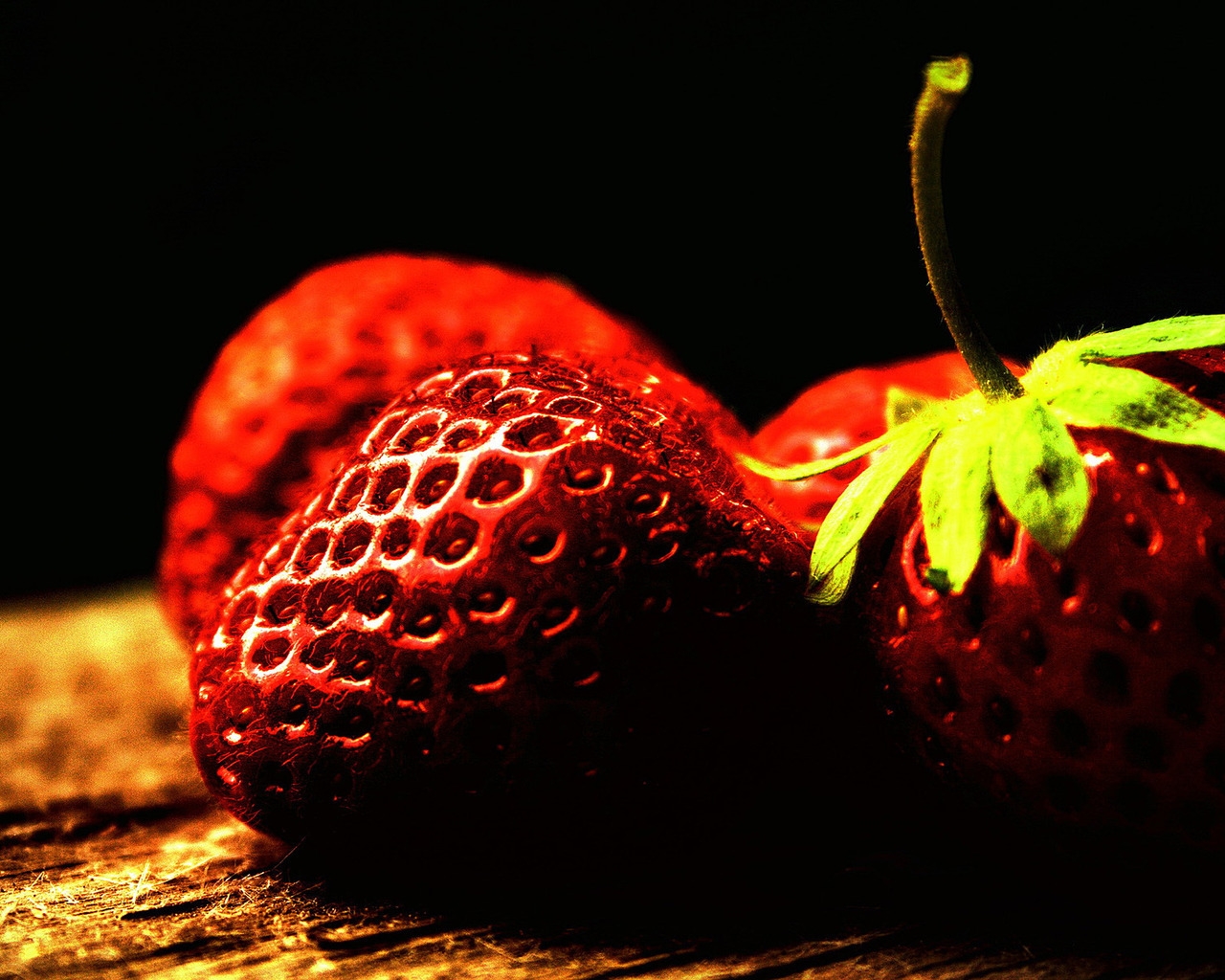 Two ripe strawberries for 1280 x 1024 resolution