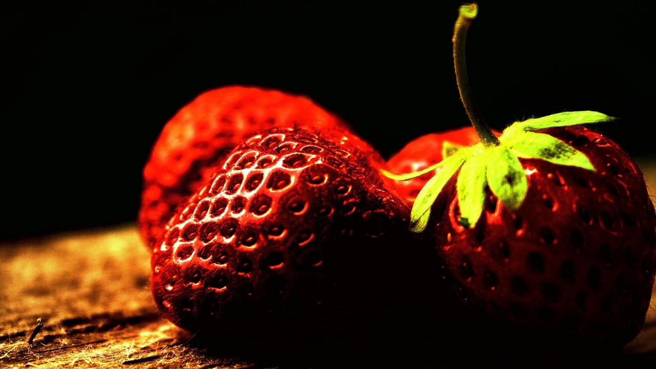 Two ripe strawberries for 1280 x 720 HDTV 720p resolution