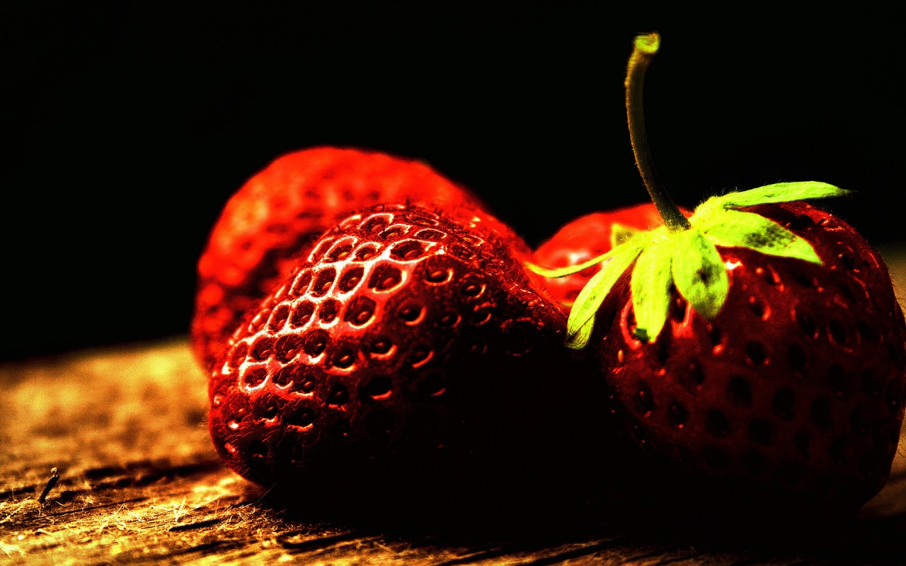 Two ripe strawberries for 1280 x 800 widescreen resolution