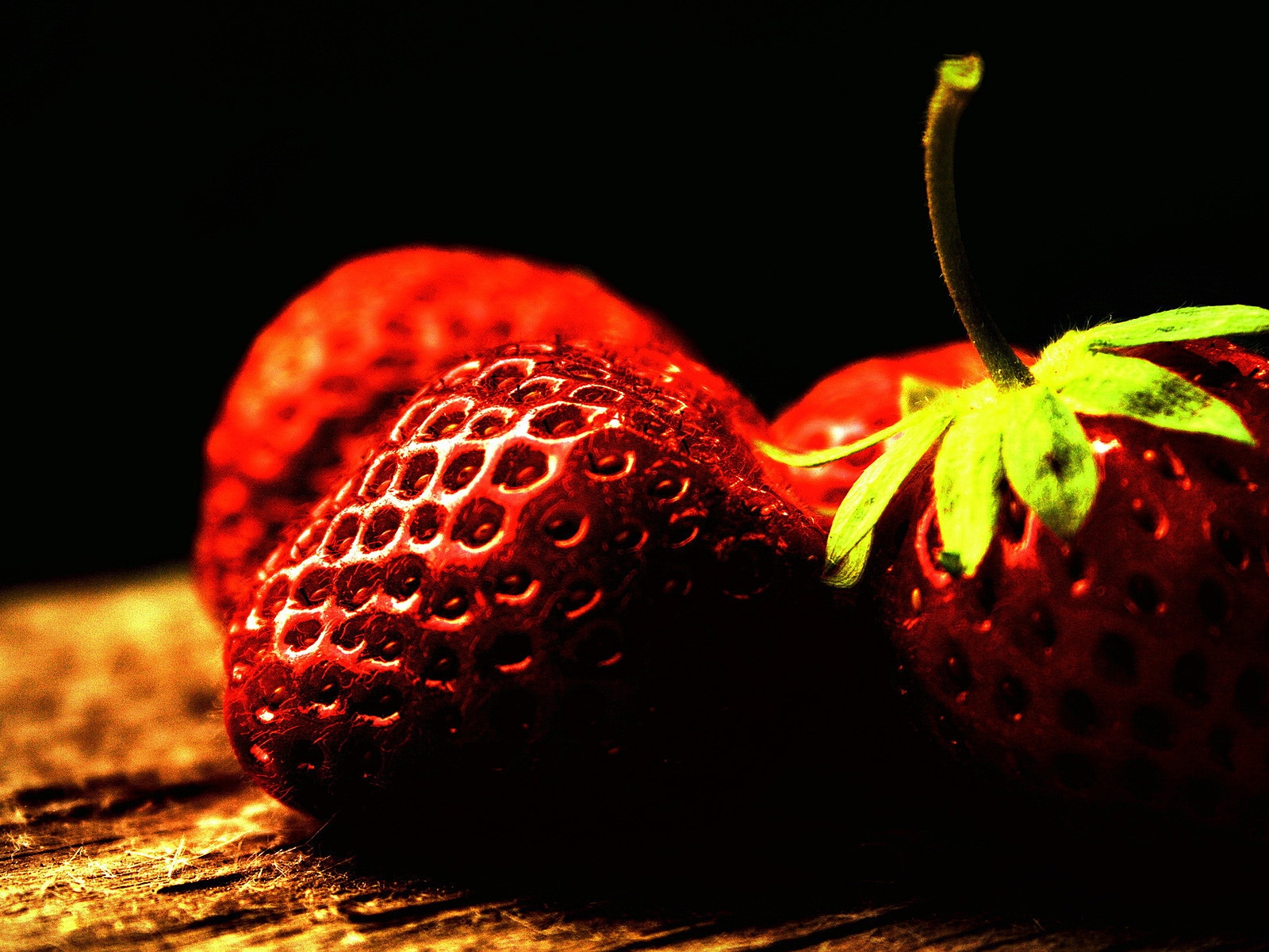 Two ripe strawberries for 1600 x 1200 resolution