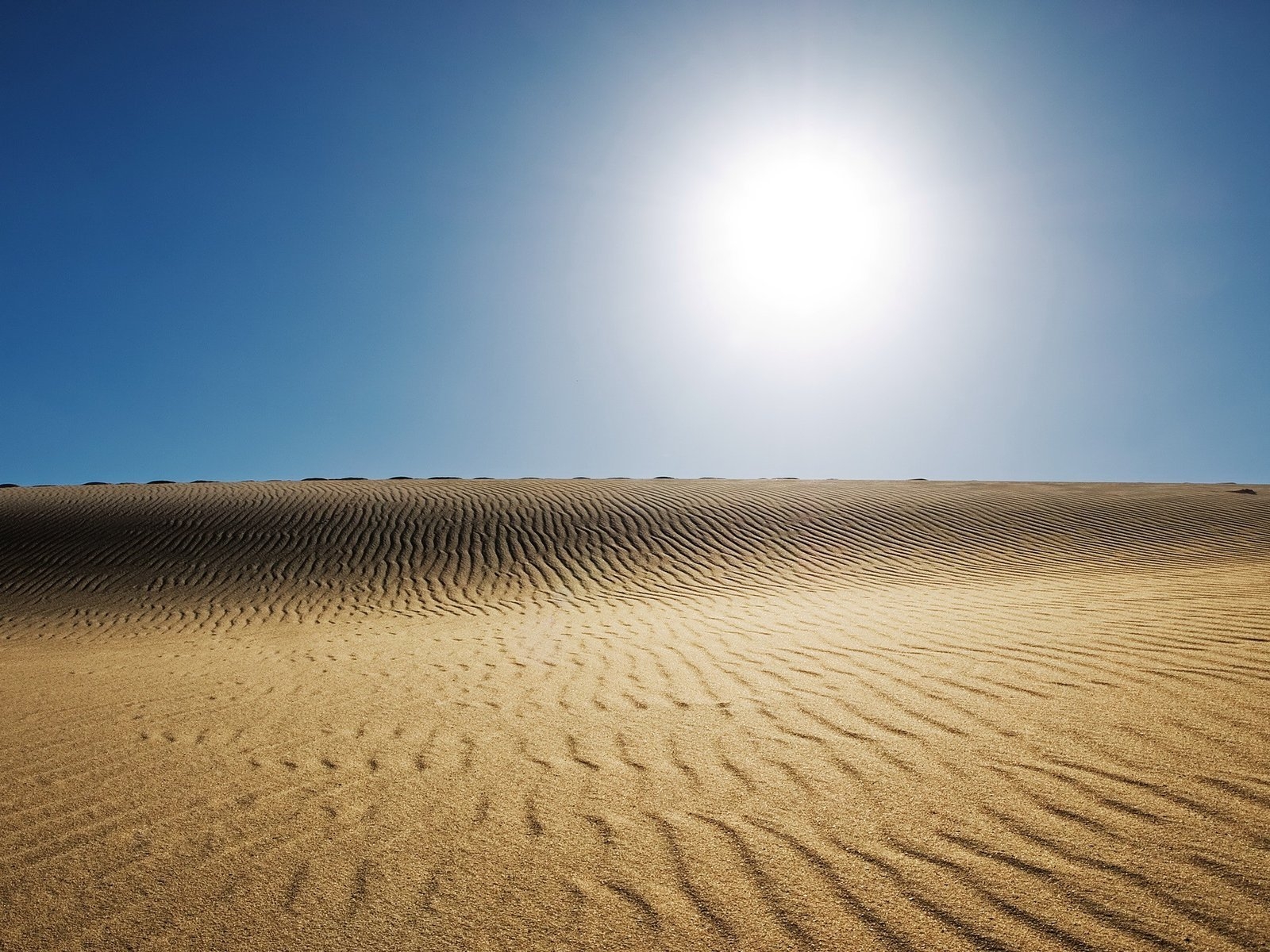 Untouched sand for 1600 x 1200 resolution