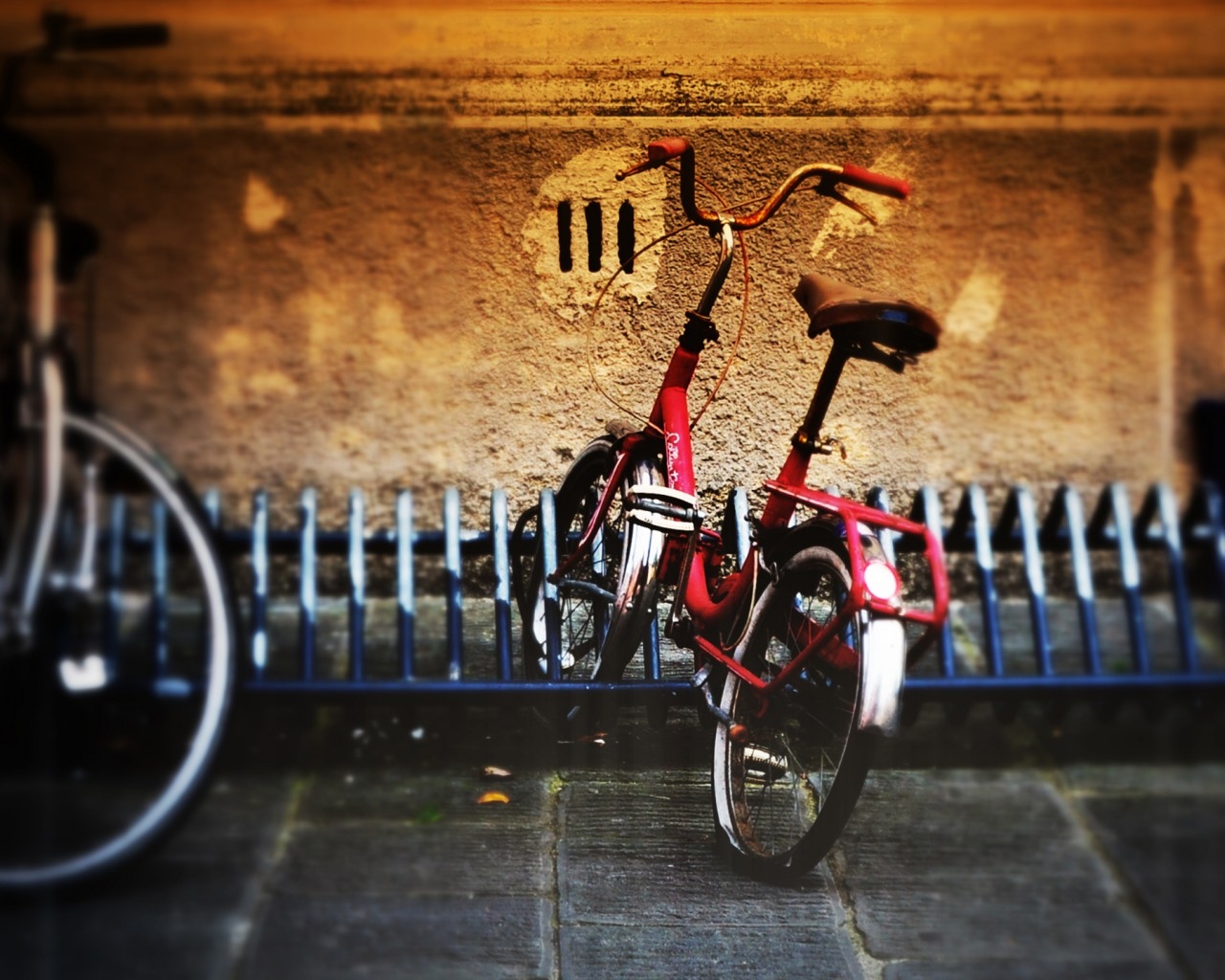 Vintage Red Bike for 1280 x 1024 resolution