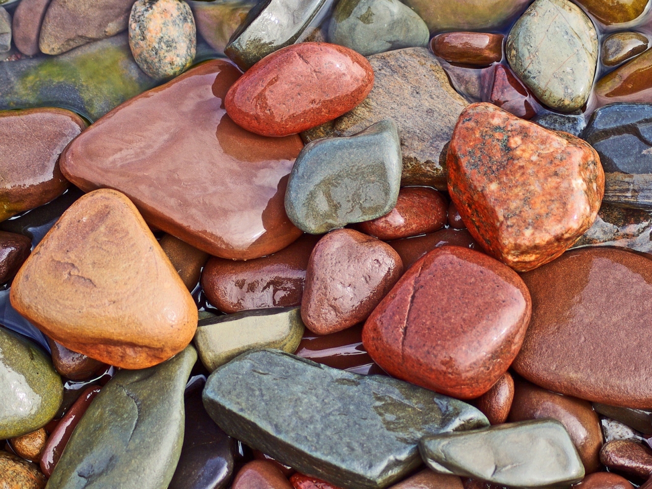 Wet colourful rocks for 1280 x 960 resolution
