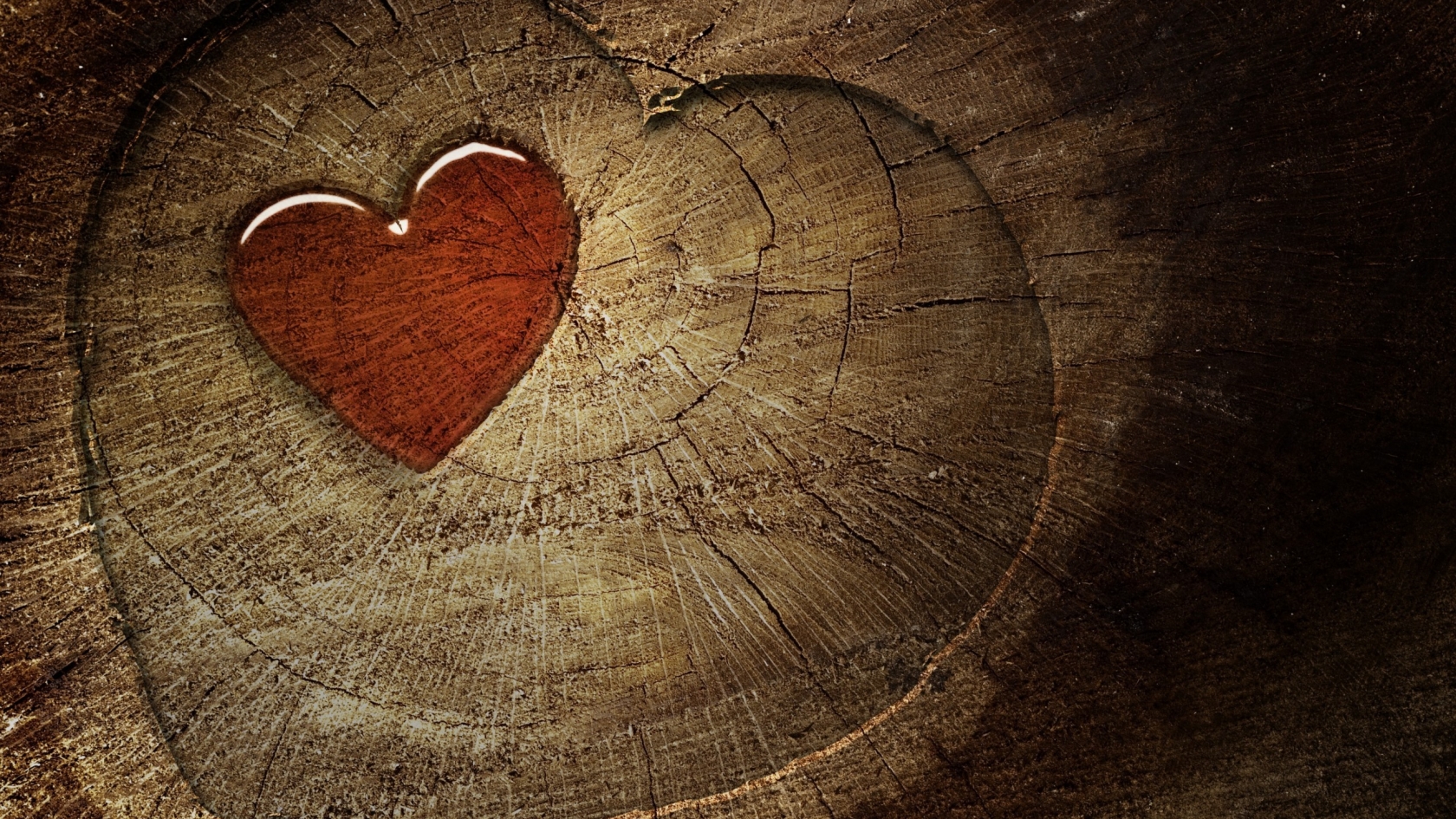 Wood Heart for 1680 x 945 HDTV resolution