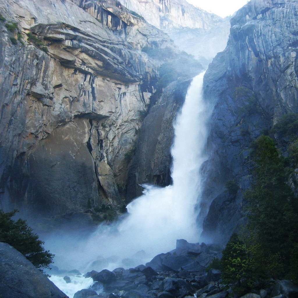 Yosemite Waterfalls for 1024 x 1024 iPad resolution