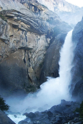 Yosemite Waterfalls for 320 x 480 iPhone resolution