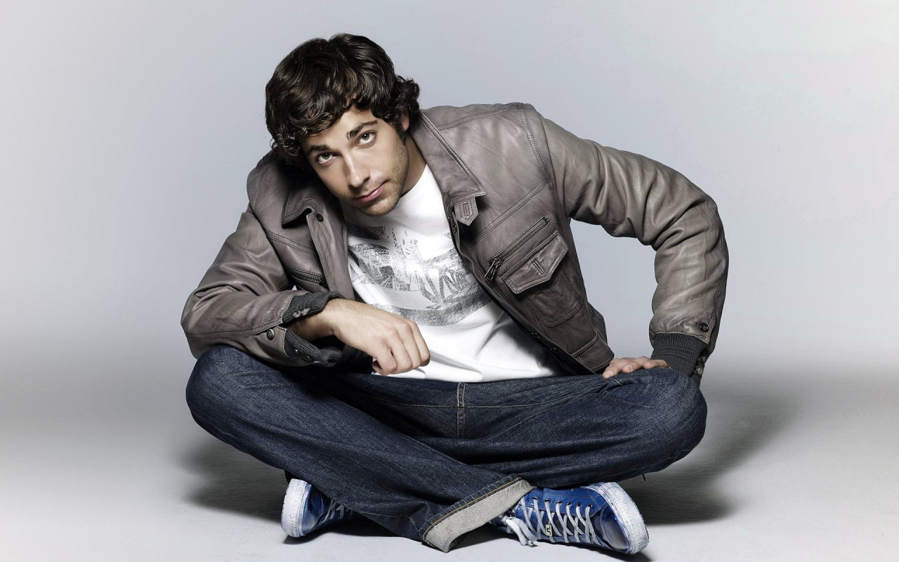 Zachary Levi Looking up for 1280 x 800 widescreen resolution