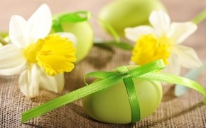 Daffodils and Easter Eggs  wallpaper